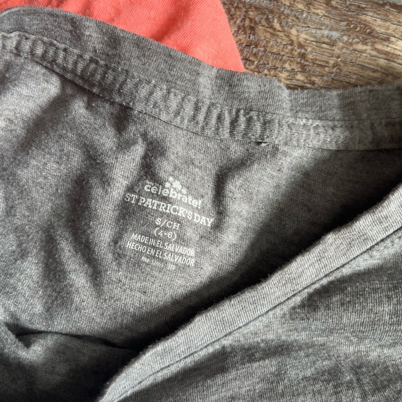 Lot of women’s t-shirts. Sizes range from small -large - Picture 9 of 11